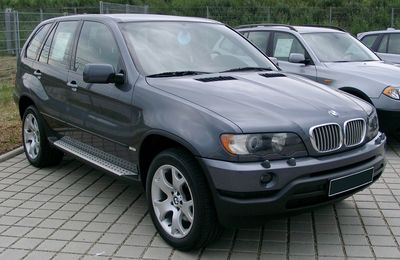 Автостекла BMW X5 E53 c установкой в Москве